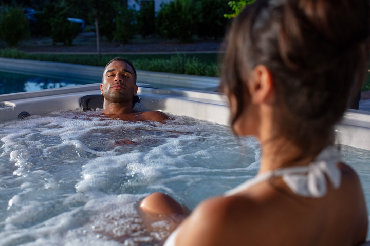 JHT_J408L_Detail_Couple_Relax01-720x480-58eb4af0-2333-447b-a948-514870938c40