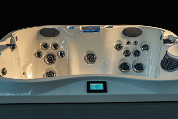 Jacuzzi-Spa_J-332_Details-720x481-9c258ec7-7754-4c6f-8e36-c563f0a01f64-1